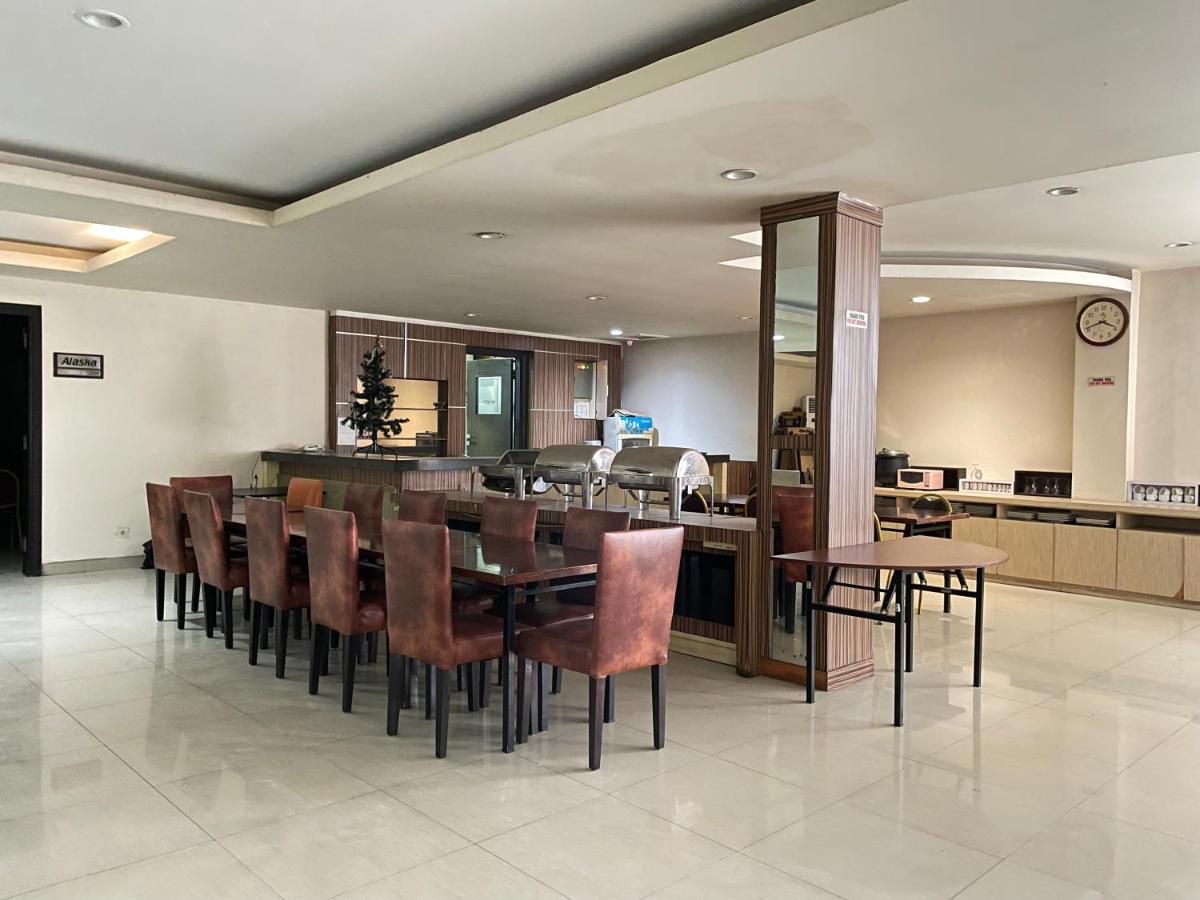 Collection O 1279 Hotel Grand Celino Makassar Exteriör bild
