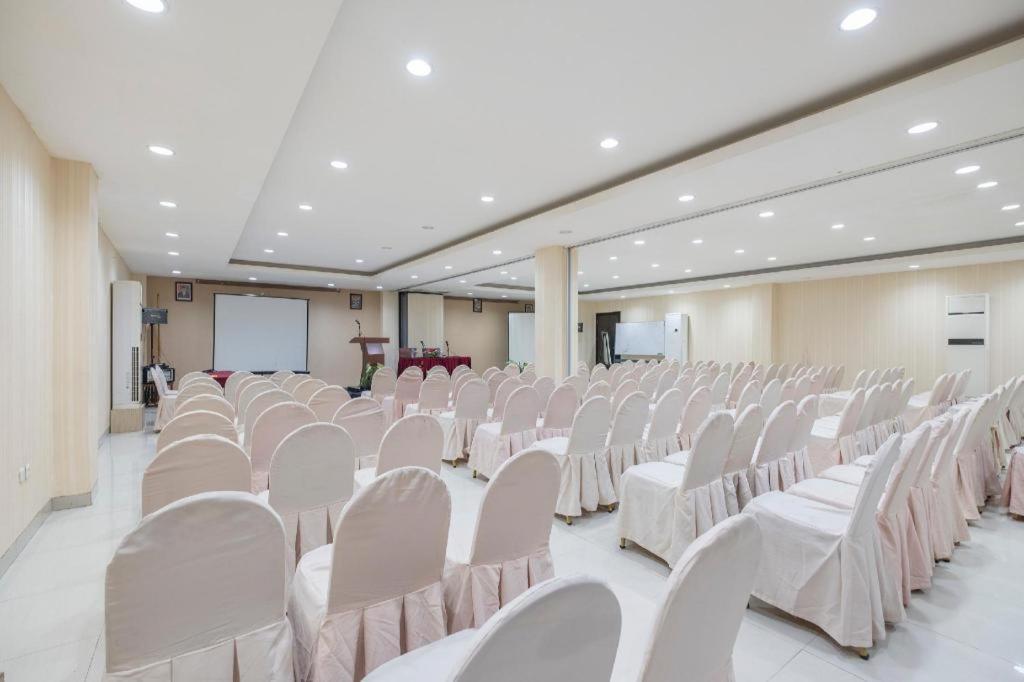 Collection O 1279 Hotel Grand Celino Makassar Exteriör bild