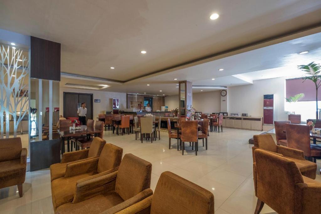 Collection O 1279 Hotel Grand Celino Makassar Exteriör bild