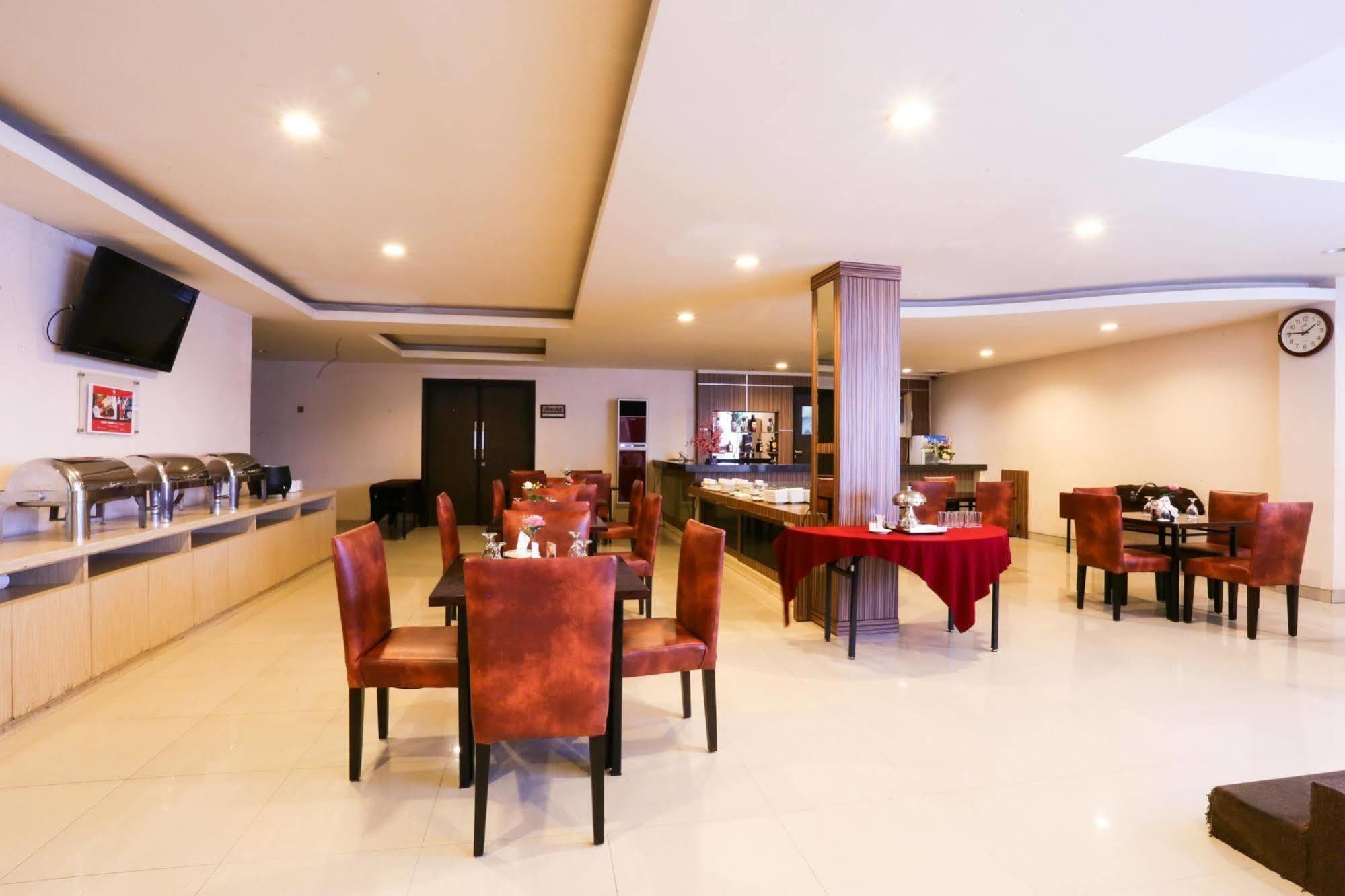 Collection O 1279 Hotel Grand Celino Makassar Exteriör bild