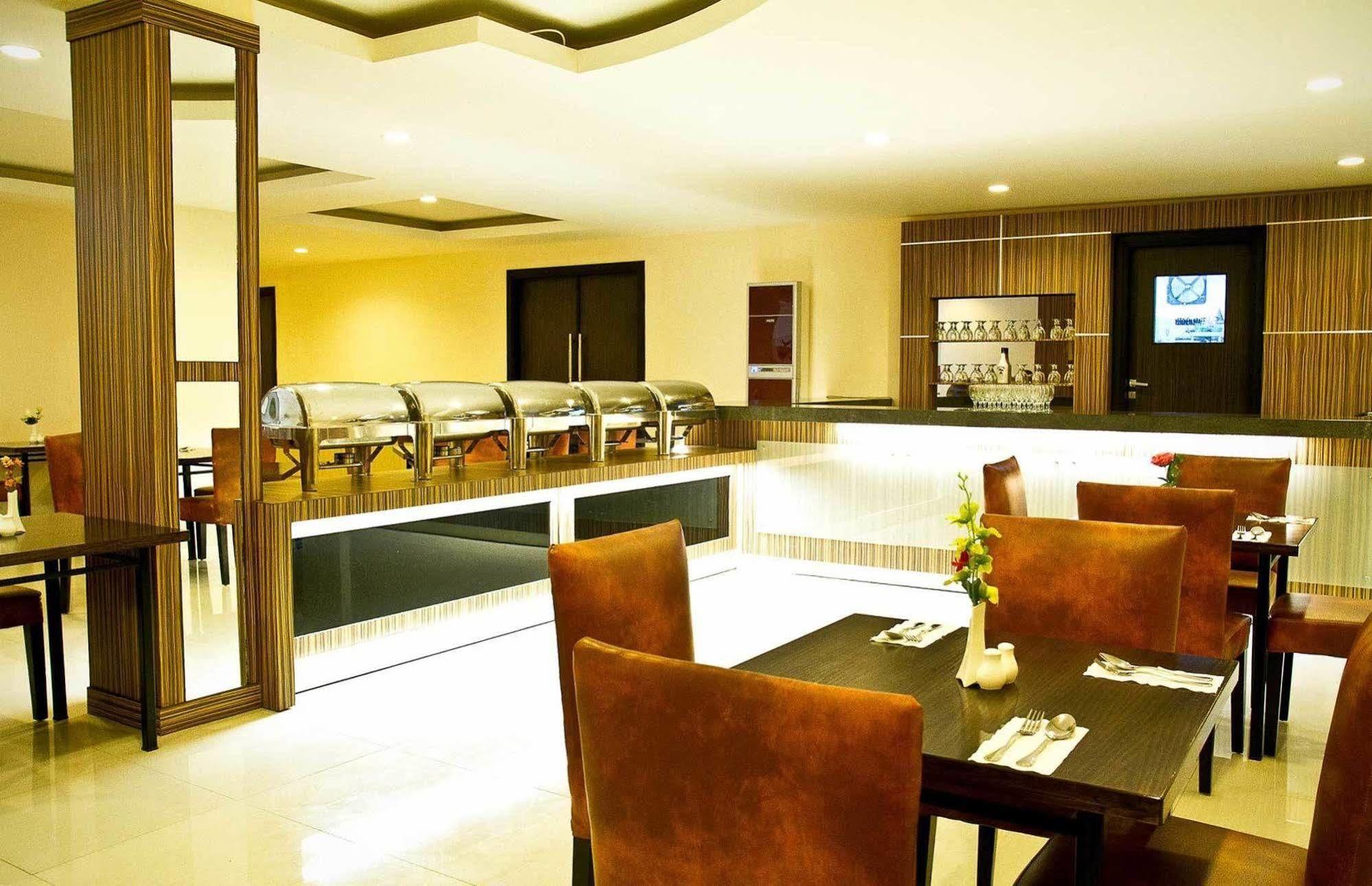 Collection O 1279 Hotel Grand Celino Makassar Exteriör bild