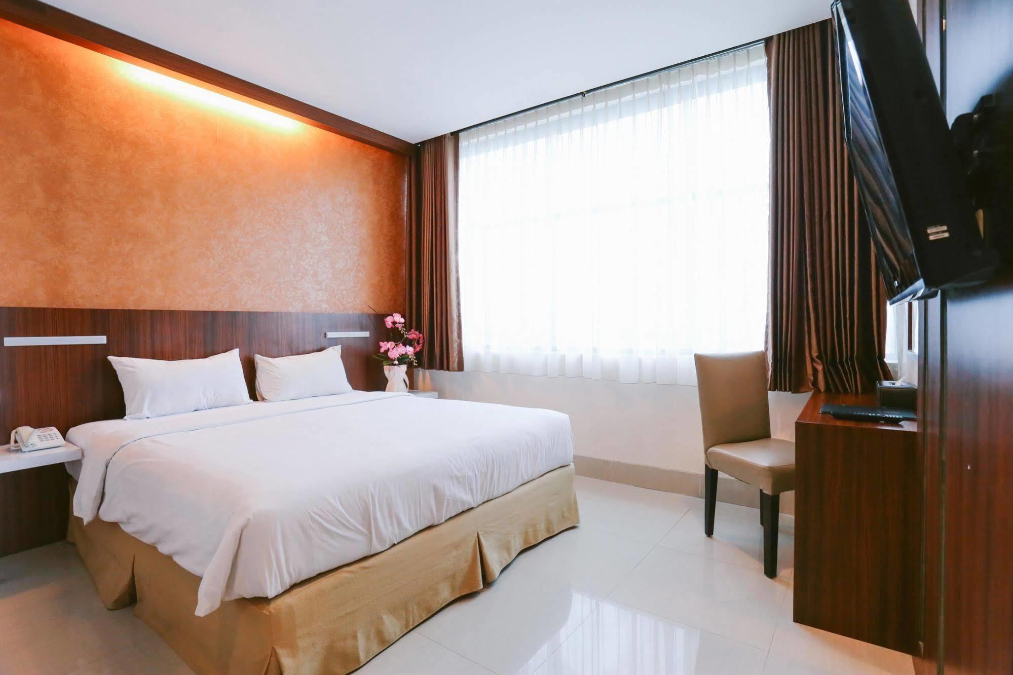 Collection O 1279 Hotel Grand Celino Makassar Exteriör bild