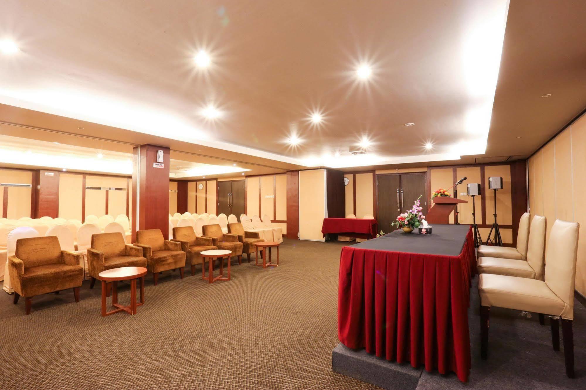 Collection O 1279 Hotel Grand Celino Makassar Exteriör bild