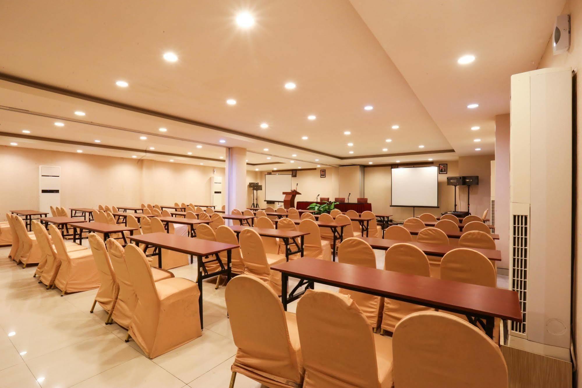 Collection O 1279 Hotel Grand Celino Makassar Exteriör bild